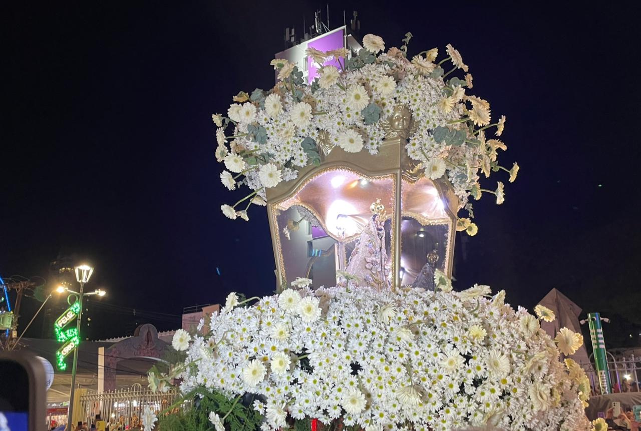 Berlinda da Procissão dos Carros traz decoração simbólica com flores brancas