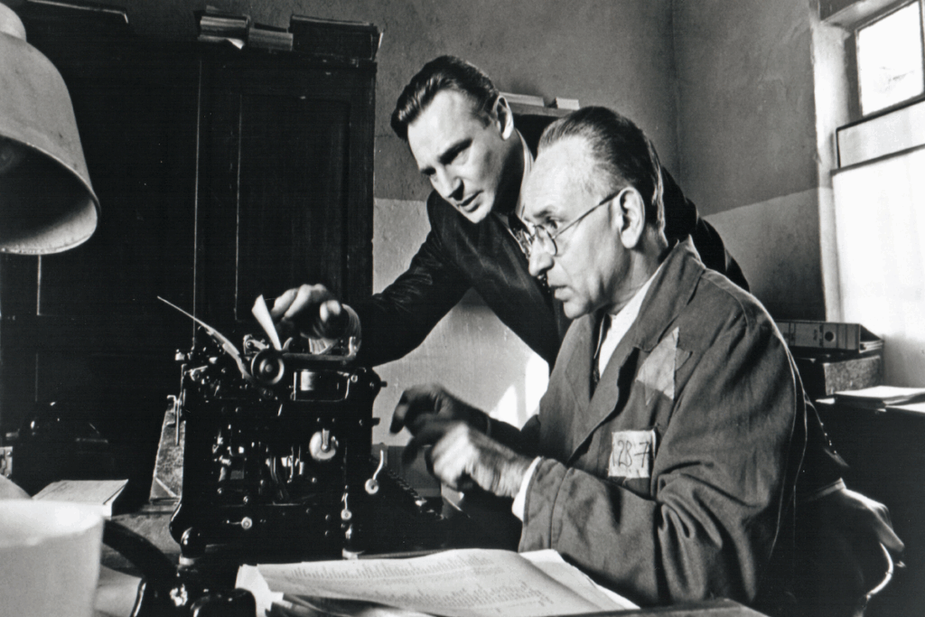 &#8220;A Lista de Schindler&#8221; retrata com sensibilidade e força o Holocausto e a luta pelos direitos humanos (Imagem: Reprodução digital | Universal Pictures)