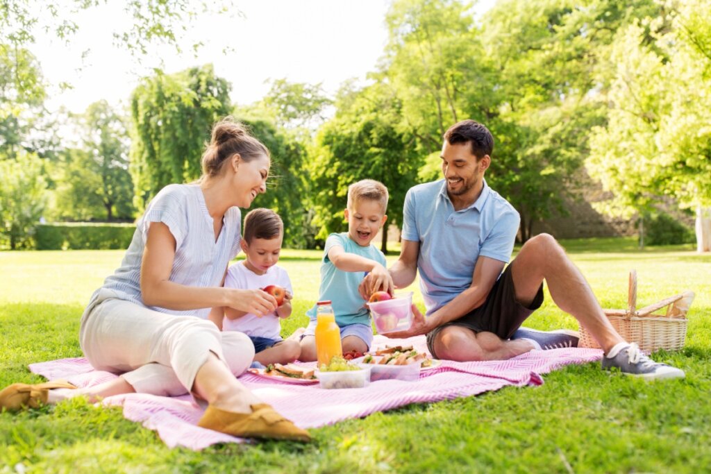 A prática de atividades ao ar livre ajuda a prevenir a miopia em crianças (Imagem: Ground Picture | Shutterstock)