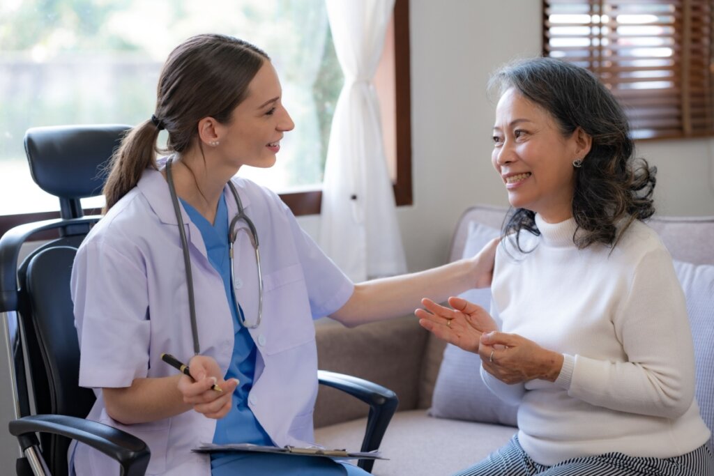 Consulta médica é essencial para identificar as causas da coceira durante a menopausa (Imagem: Premreuthai | Shutterstock)