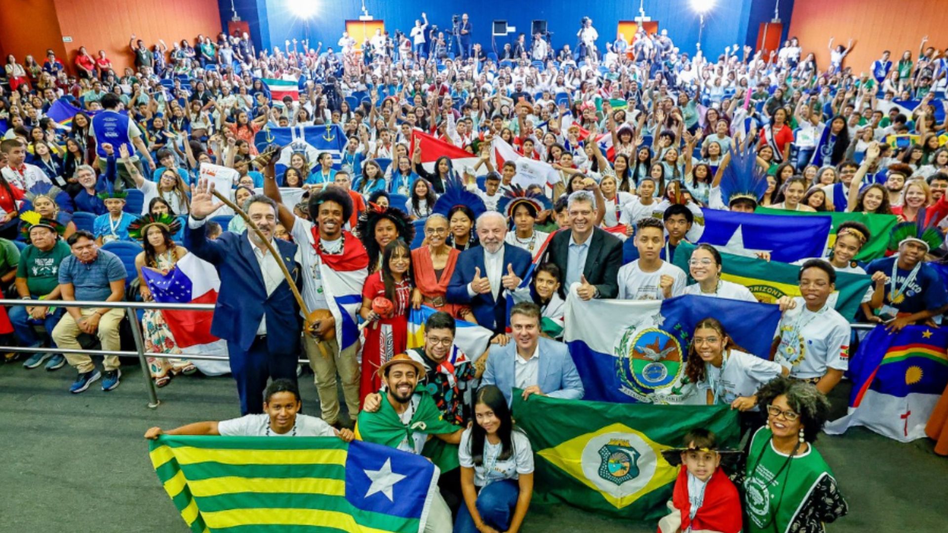 Lula falou e tirou fotos com jovens dos 27 estados brasileiros