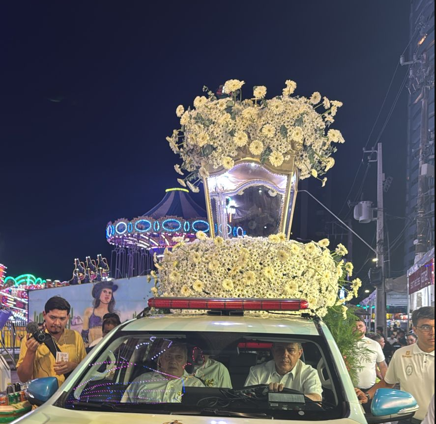Imagem - Carro berlina da Procissão dos Carros traz decoração simbólica com flores brancas