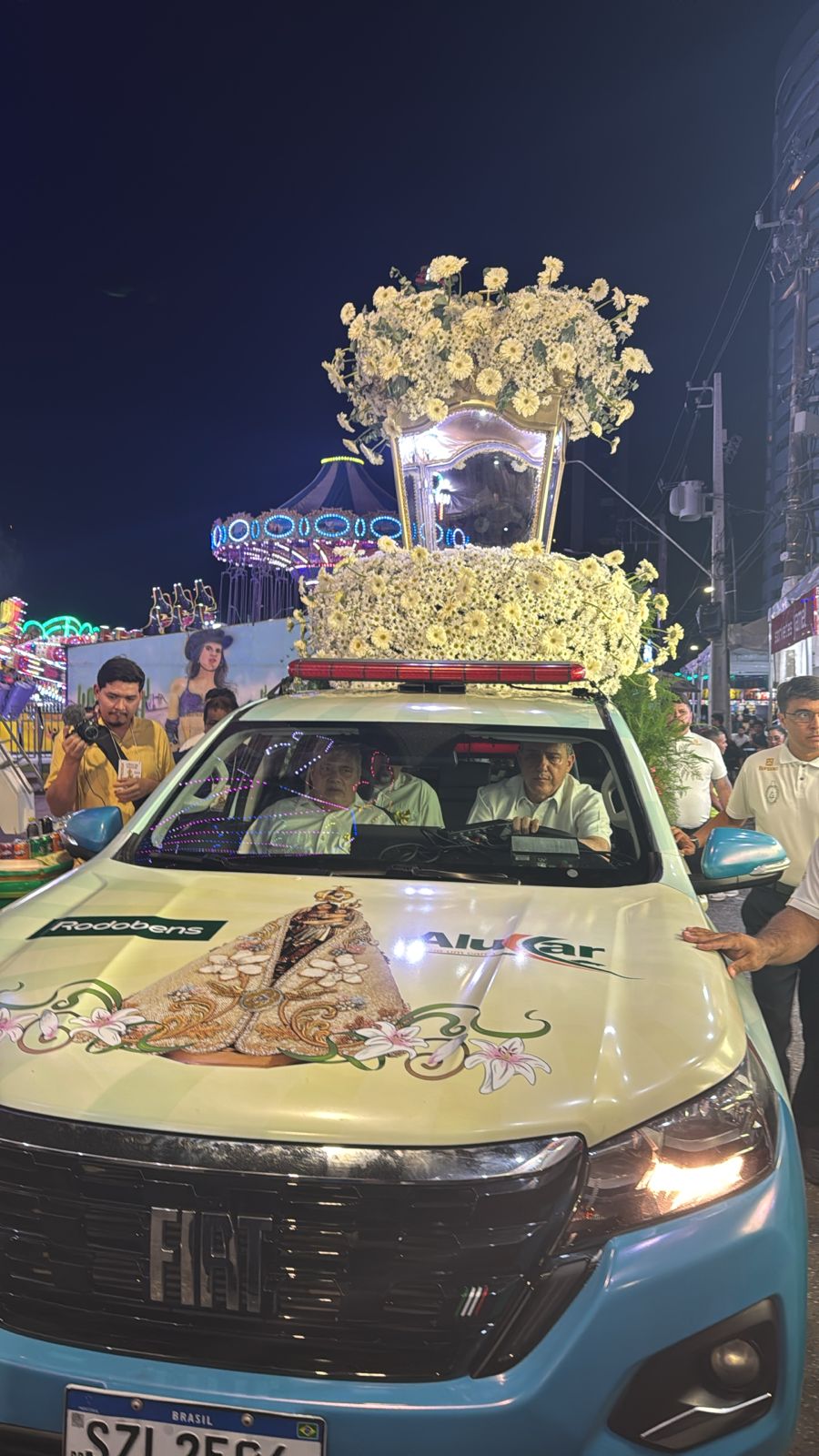 O carro berlinda que leva a imagem peregrina de Nossa Senhora de Nazaré na procissão dos Carros.