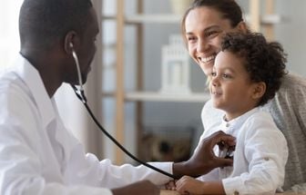 Veja como ajudar a criança a perder o medo de médico