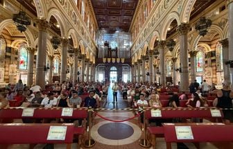 Fiéis já chegam para missa do manto na Basílica de Nazaré