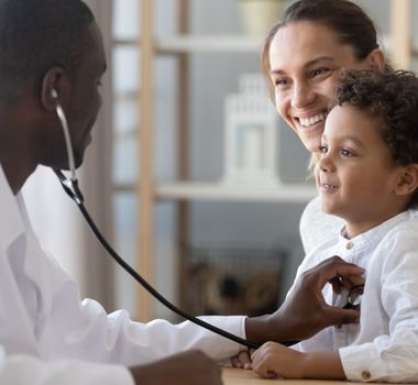 Imagem - Veja como ajudar a criança a perder o medo de médico