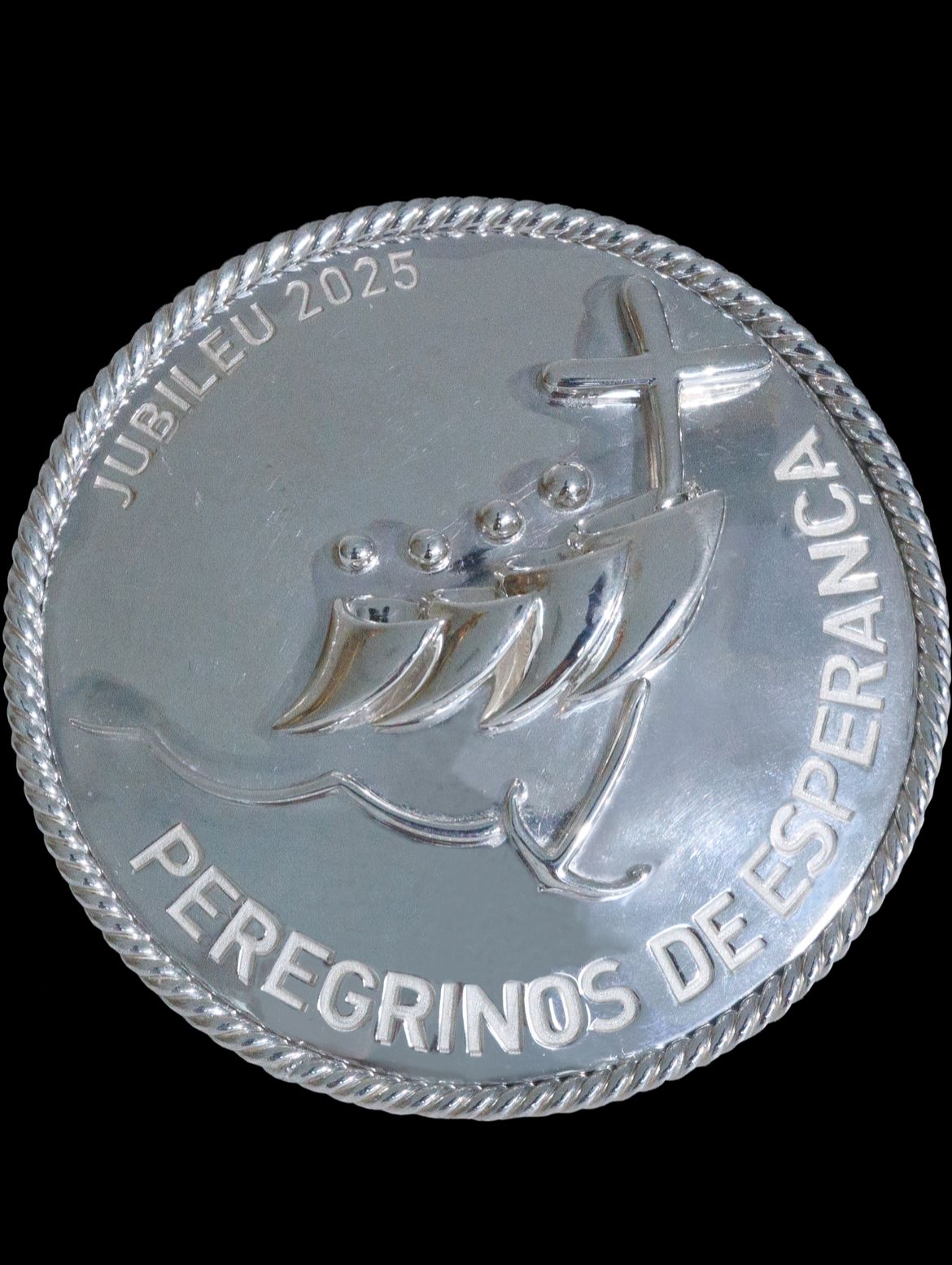 Broche deste ano vem em formato redondo, feito em prata