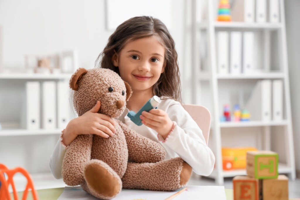 Brincar de médico pode ajudar a criança a se preparar para a consulta, reduzindo o medo (Imagem: Pixel-Shot | Shutterstock) 