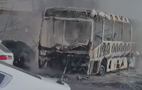 Vídeo mostra veículo consumido pelas chamas; equipes de segurança controlaram o incêndio, mas causas ainda são desconhecidas