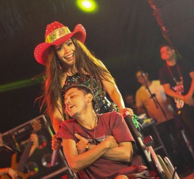 Imagem - Vivi Batidão encanta ao dançar com fã cadeirante em show no Pará