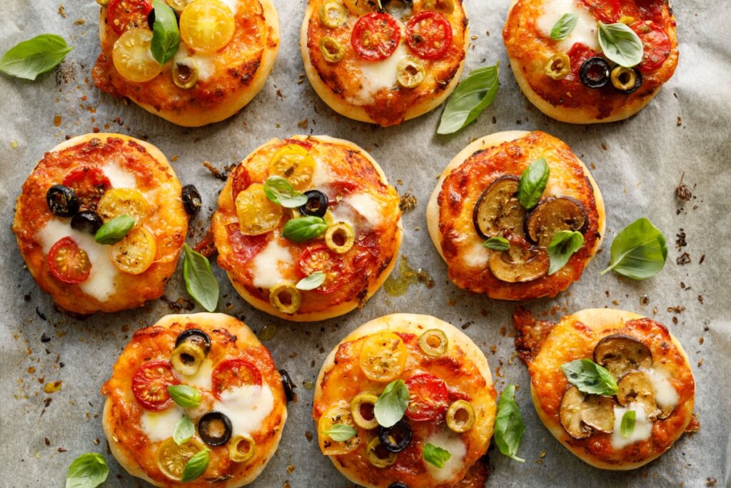 Minipizza colorida de legumes (Imagem: zi3000 | Shutterstock)