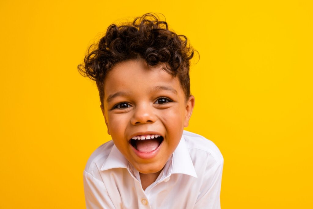 O corte em camadas é ideal para os cabelos cacheados (Imagem: Roman Samborskyi | Shutterstock)