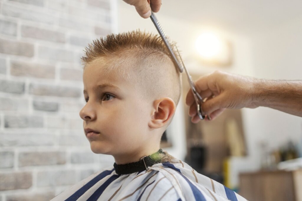 O estilo moicano é um corte de cabelo que traz personalidade e diversão para o visual (Imagem: Dusan Petkovic | Shutterstock)