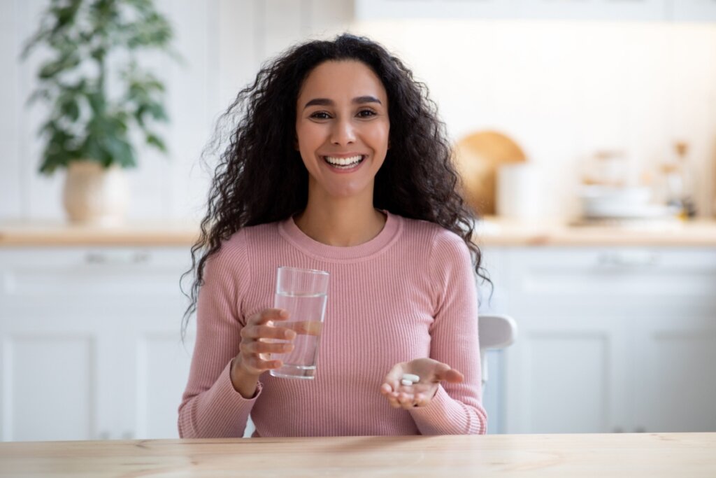 O uso de suplementos sem orientação médica pode prejudicar a saúde do corpo e dos cabelos (Imagem: Prostock-studio | Shutterstock)
