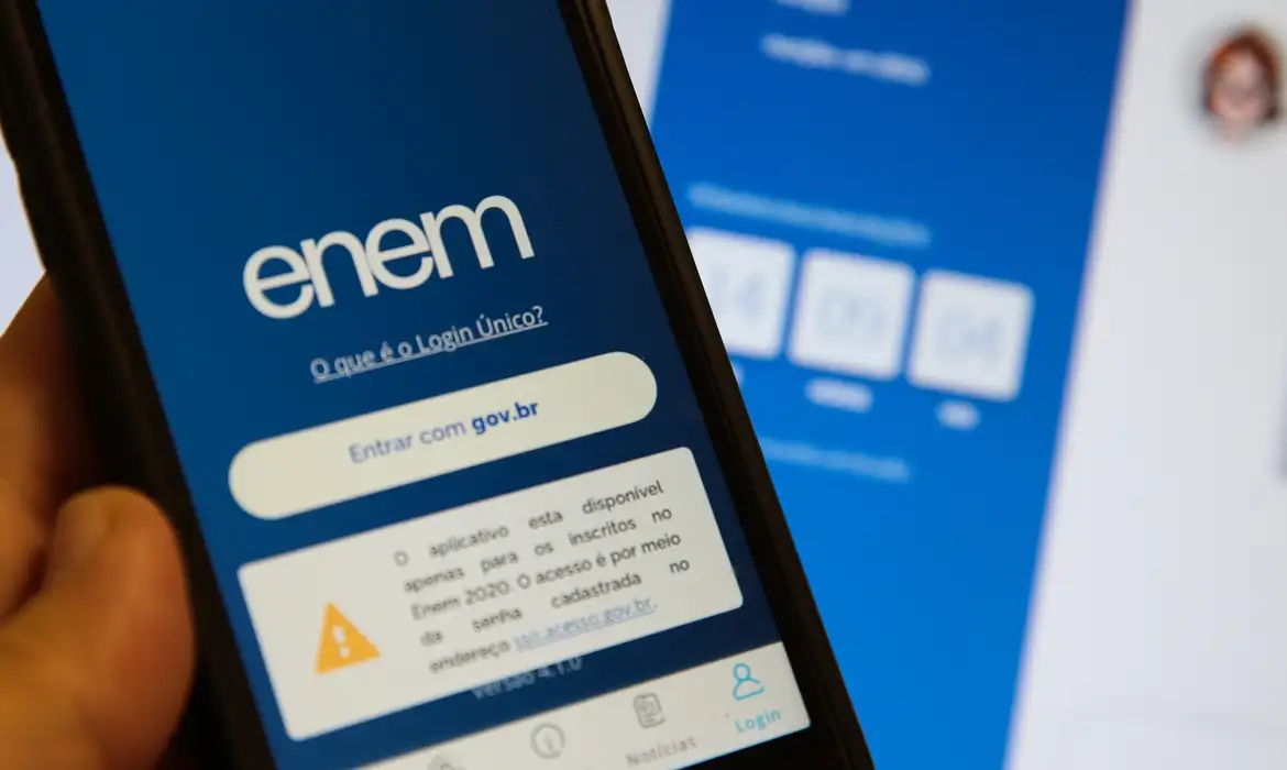 Estudantes podem treinar questões e redação com correção automática, em ferramenta que reproduz a experiência da prova oficial
