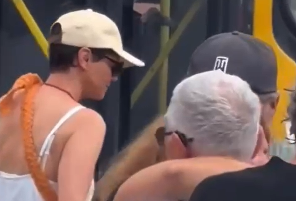 Intérprete de Celina em Vale Tudo, da TV Globo, foi flagrada passeando pelas ruas da capital paraense, que se prepara para a grande festa religiosa