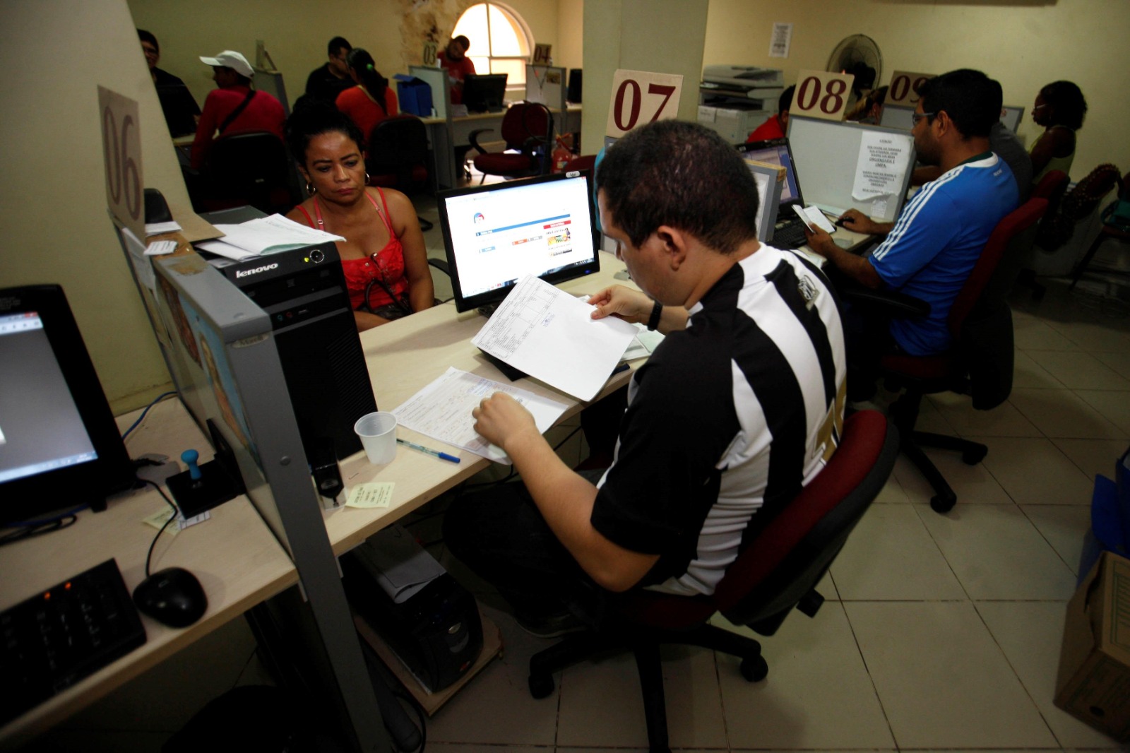 O estudo mostra que o emprego no estado atinge o pico entre 40 e 44 anos, quando 63,3% dos paraenses estavam ocupados, mas o cenário muda ao observar jovens, idosos e mulheres.