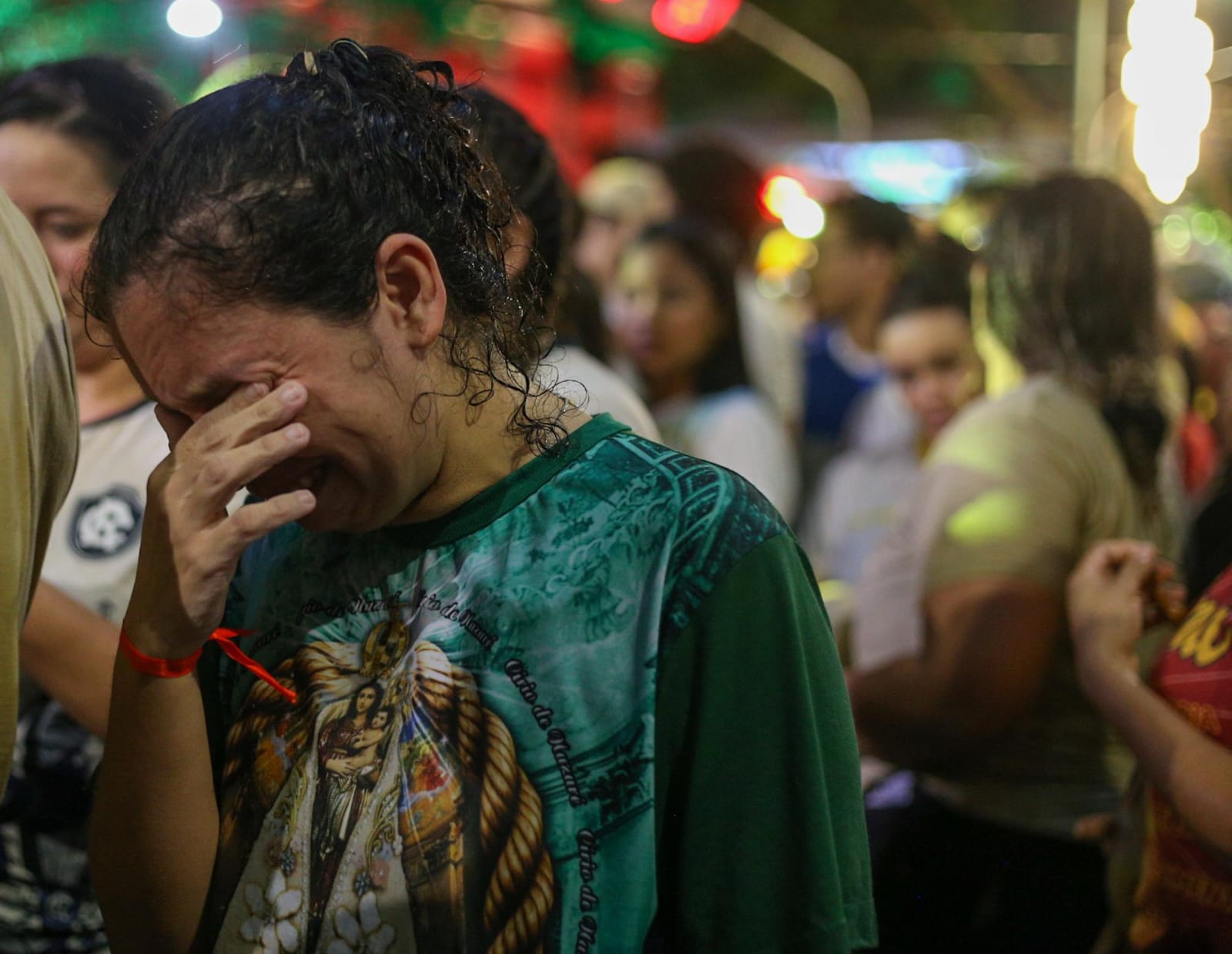 21h27 - Devota emocionada com a passagem da imagem peregrina. Momento que a fé se une com a emoção.
