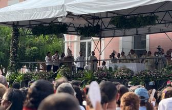 Fiéis acompanham missa da Trasladação nos jardins do Colégio Gentil