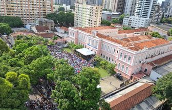 Multidão se concentra para missa que antecede a Trasladação nas ruas de Belém