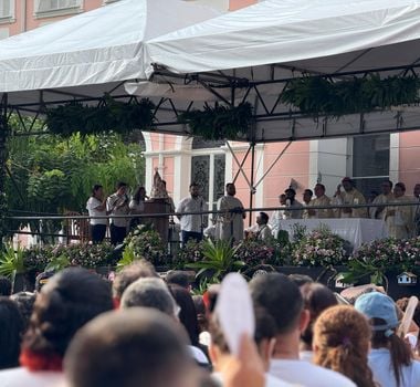 Imagem - Fiéis acompanham missa da Trasladação nos jardins do Colégio Gentil
