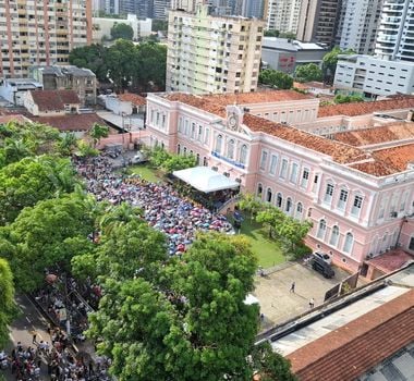 Imagem - Multidão se concentra para missa que antecede a Trasladação nas ruas de Belém