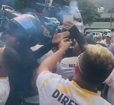 Imagem - Motociclistas suspendem e aceleram motos após procissão da Moto Romaria