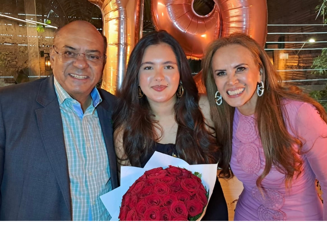 A aniversariante, Roberta Fonseca, com os avós, Nilson e Lena Pinto 