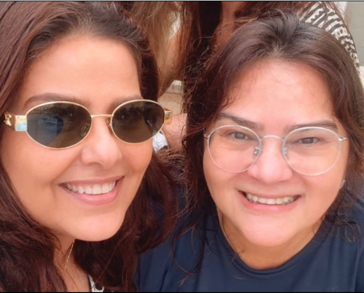 Cristiane Salomão, na foto com a amiga Cristina Mutran, selecionou o melhor da culinária regional, em seu restaurante, para o tradicional almoço de Círio. 

