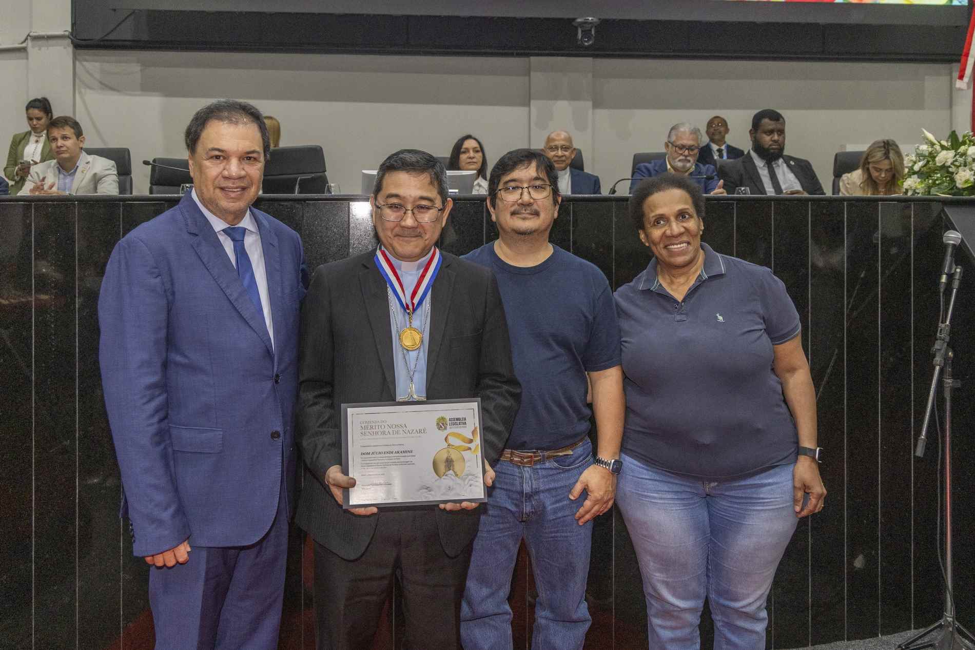 Deputado Chicão e o Arcebispo Metropolitano de Belém, Dom Júlio Akamine, com o título de cidadão do Pará