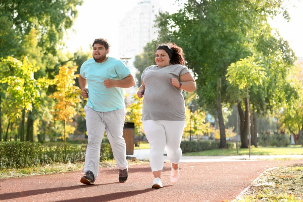 Atividade física regular faz parte das estratégias para o tratamento da obesidade (Imagem: New Africa | Shutterstock) 