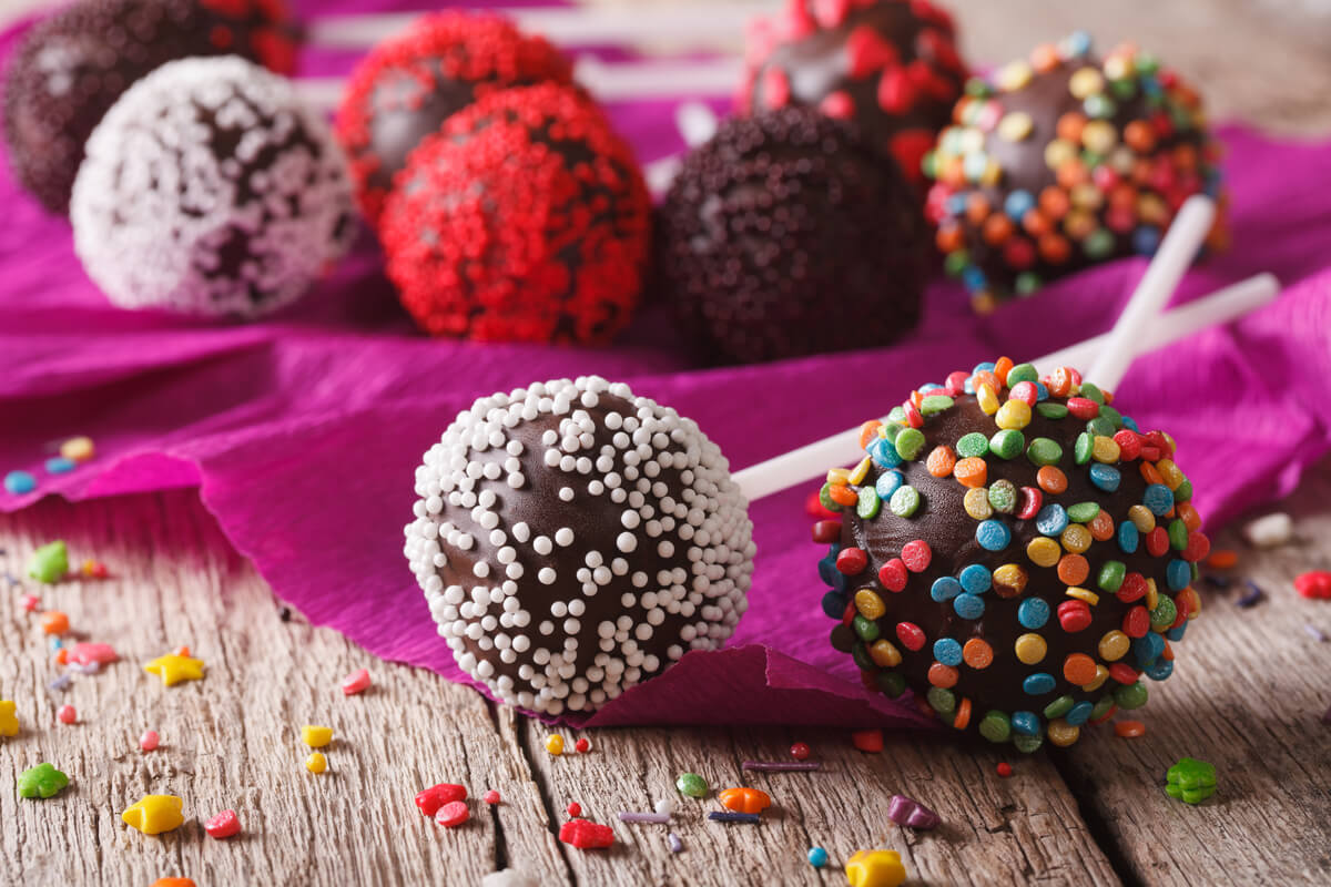 Bolo no palito (Imagem: AS Foodstudio | Shutterstock)