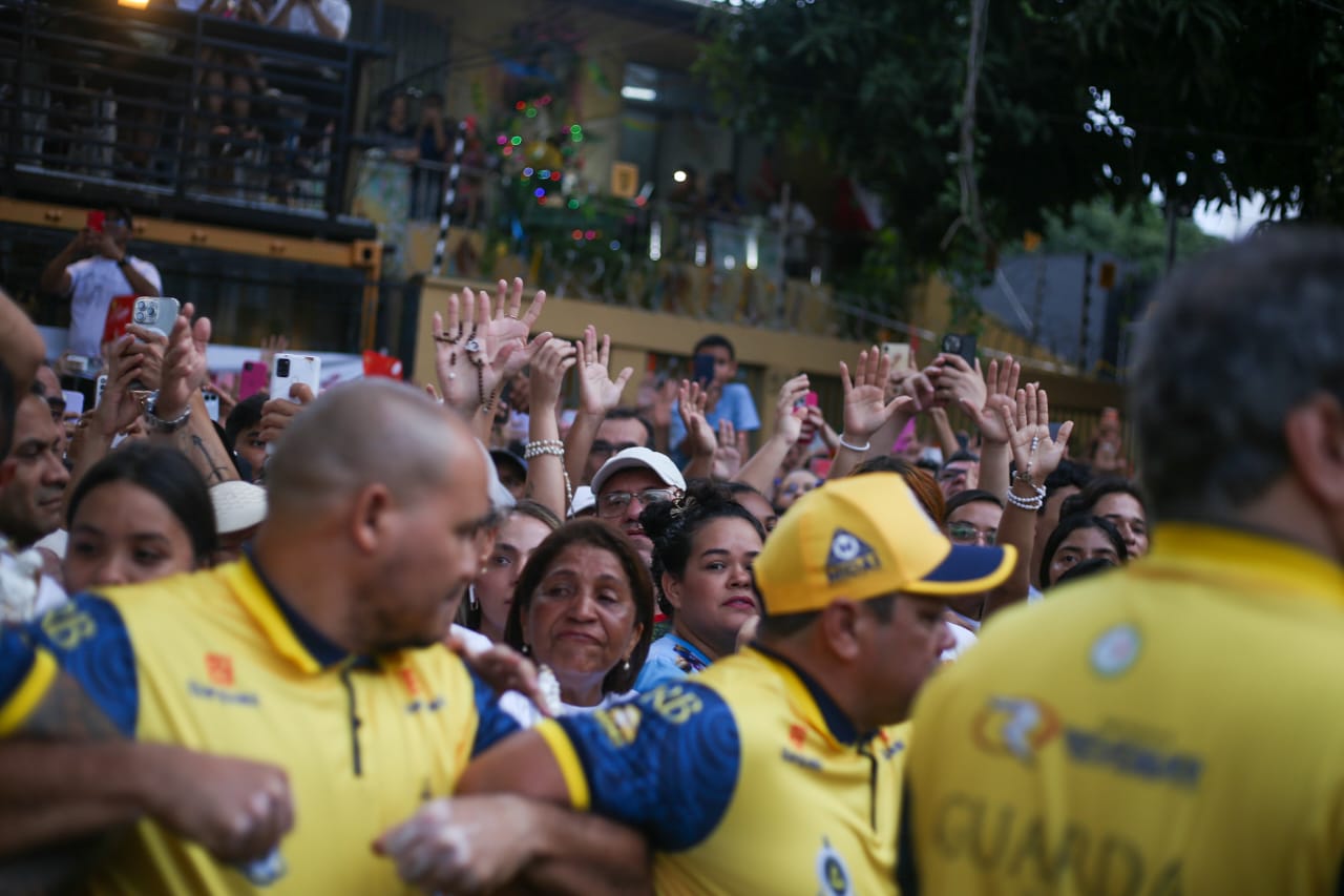 Fiéis concentrados e aglomerados para receber as bençãos da padroeira dos paraenses.