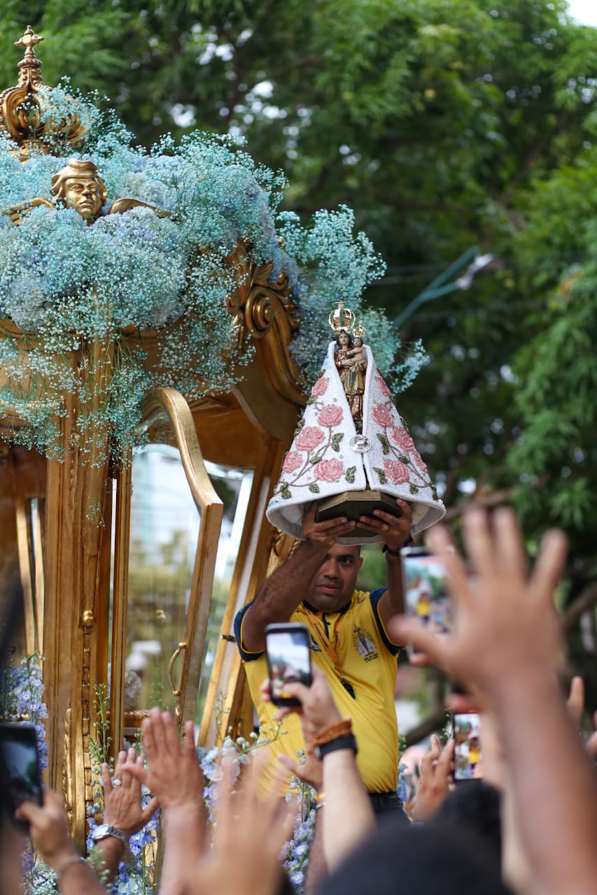 Imagem de Nossa Senhora de Nazaré antes de entrar na berlinda e começar a procissão.