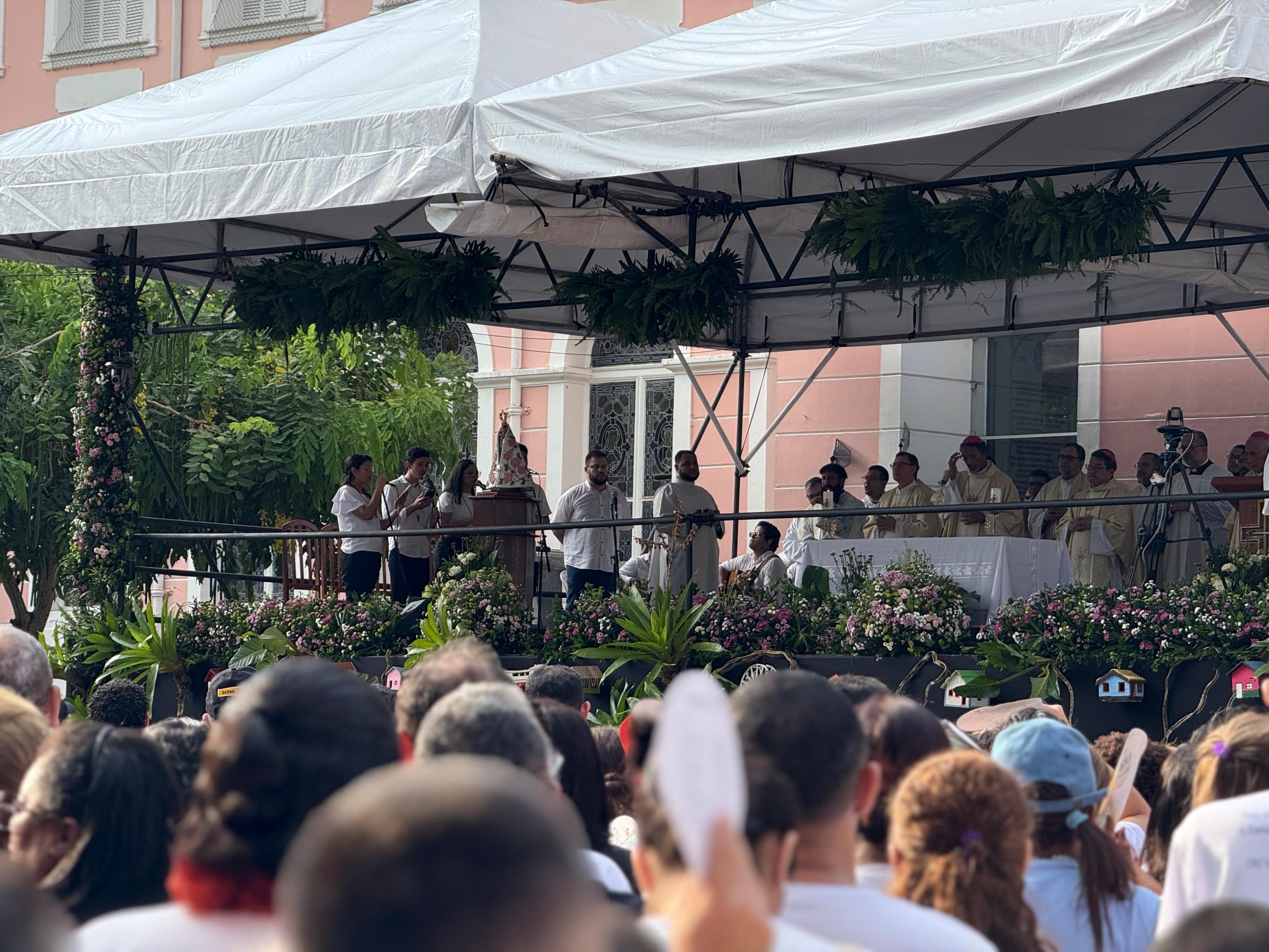 Imagem - Fiéis acompanham missa da Trasladação nos jardins do Colégio Gentil