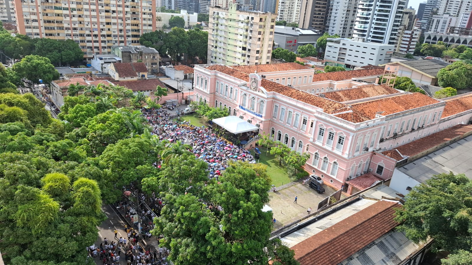Multidão se concentra para missa que antecede a Trasladação nas ruas de Belém
