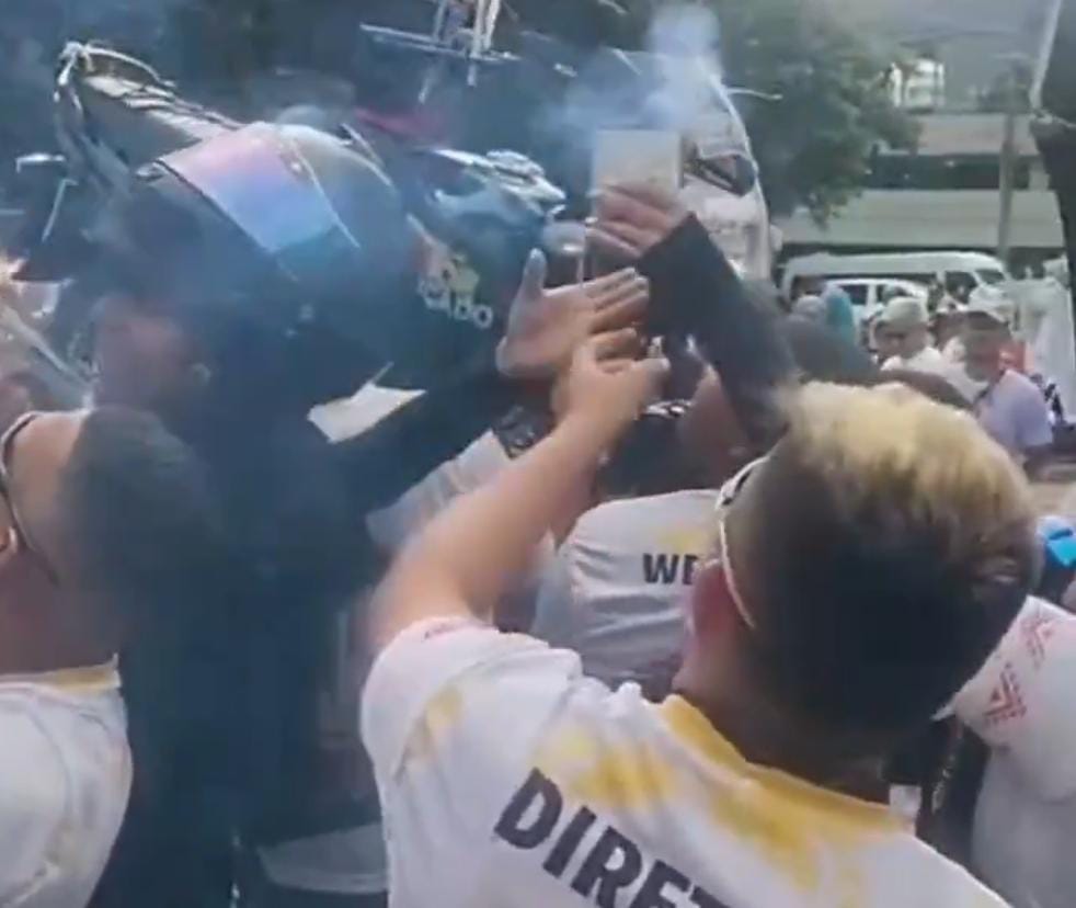 No vídeo publicado no Instagram é possível ver fiéis suspendendo duas motocicletas com seus respectivos condutores, um perigo.