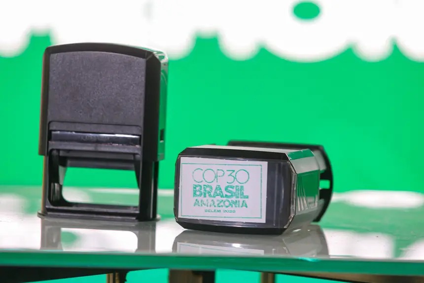 O carimbo comemorativo da COP30 será aplicado nos passaportes de todos os passageiros brasileiros e estrangeiros.