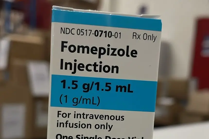 (O fármaco é considerado o principal antídoto no tratamento da intoxicação por metanol, condição que exige intervenção médica imediata.)