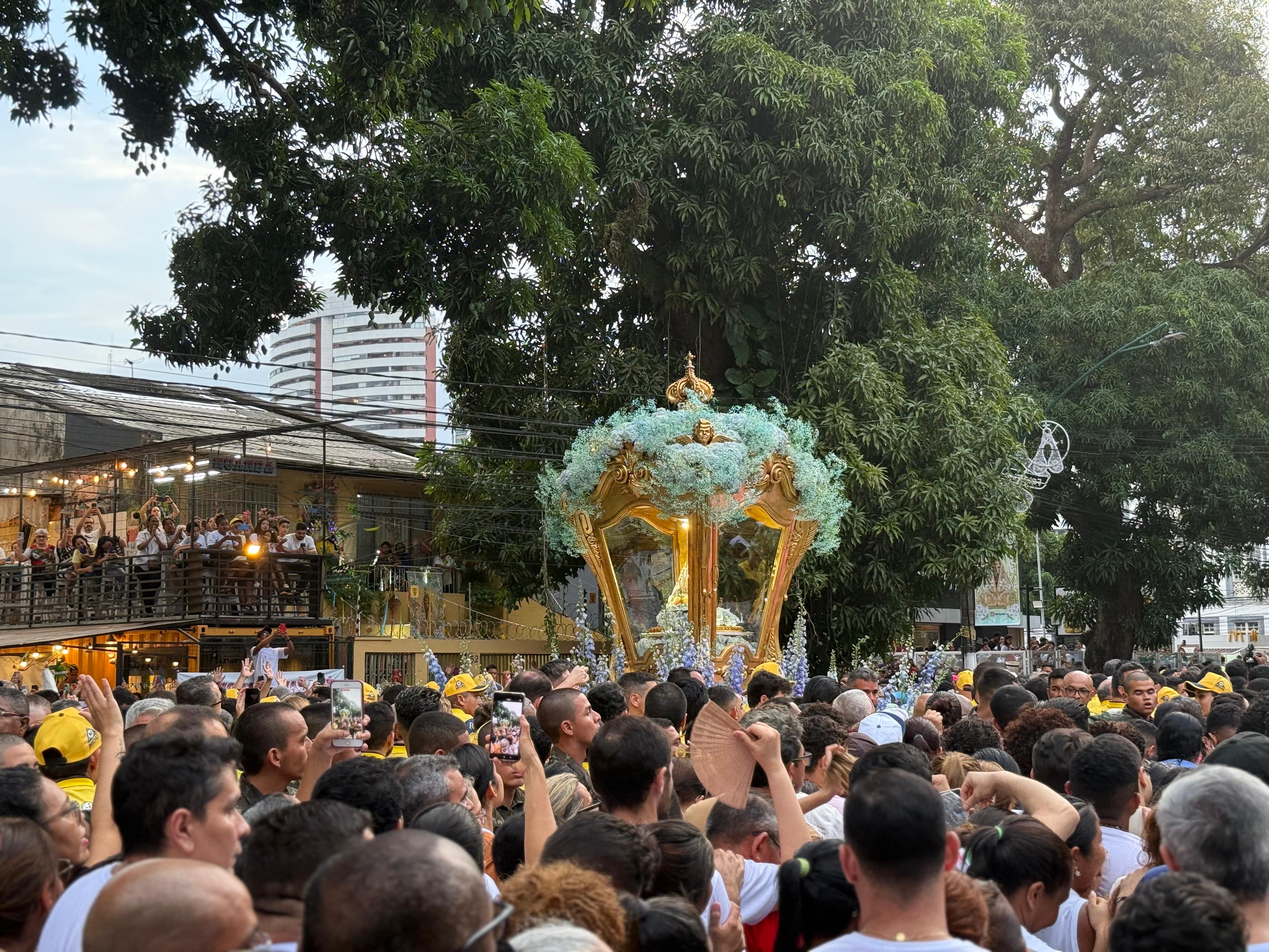 O imprevisto foi resolvido após cerca de 20 a 25 minutos de atraso, quando enfim a imagem peregrina