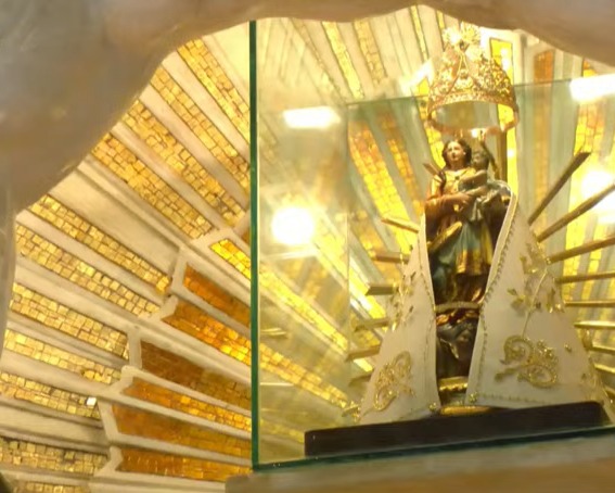 Um momento importante para os devotos durante o Círio é a Descida da Imagem Original do Glória. 