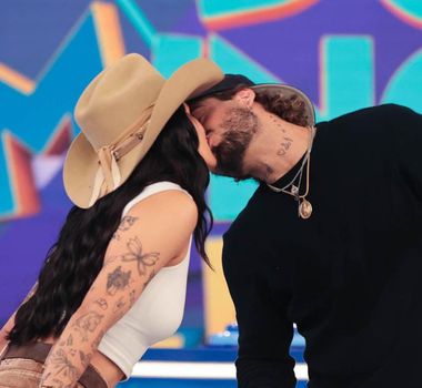 Imagem - Ana Castela e Zé Felipe se beijam durante participação em programa ‘Domingo Legal’ neste domingo (12)