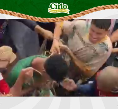 Imagem - Pessoas disputam pedaços da corda do Círio de Nazaré após corte precoce