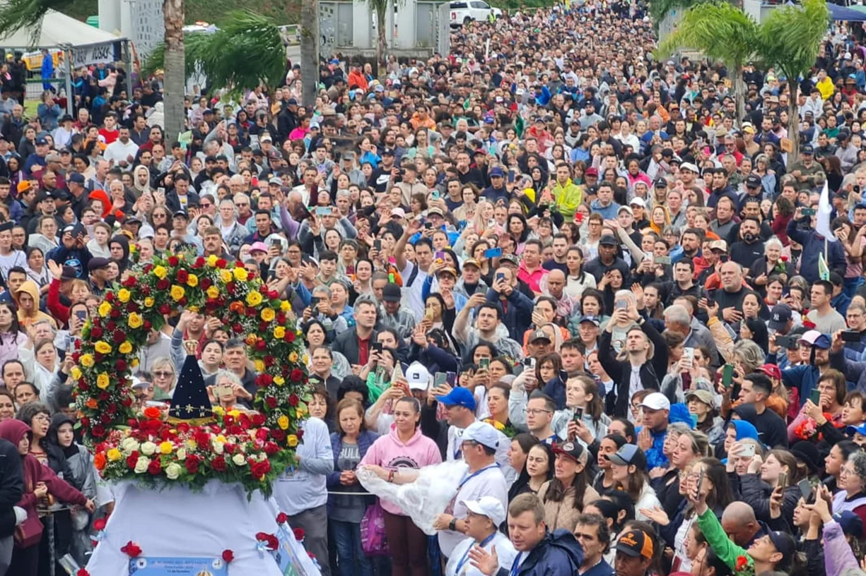 Imagem - Nossa Senhora Aparecida arrasta milhares de fiéis em procissão no Rio Grande do Sul