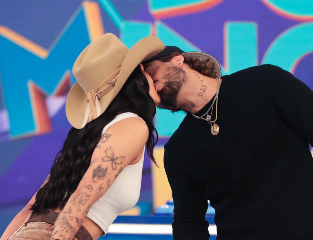 Imagem - Ana Castela e Zé Felipe se beijam durante participação em programa ‘Domingo Legal’ neste domingo (12)