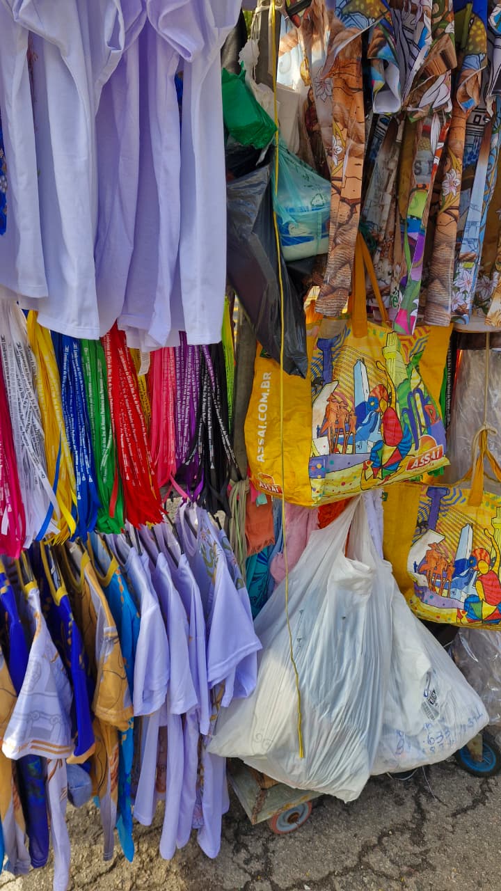 Camisas, bonés, fitas e bolsas do Círio -