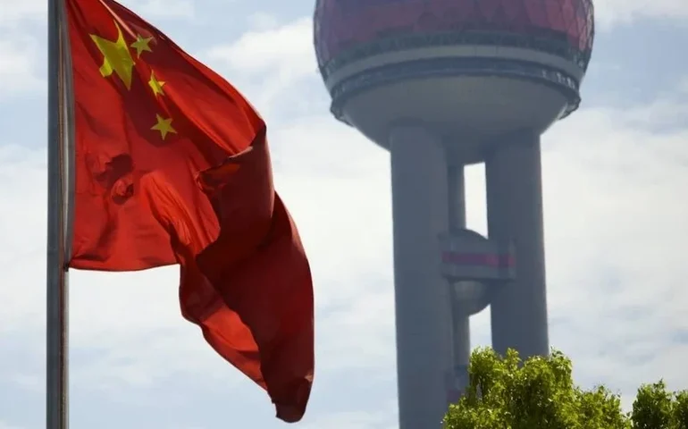 China reage à ameaça de tarifa de 100% de Trump e diz que poderá tomar medidas.