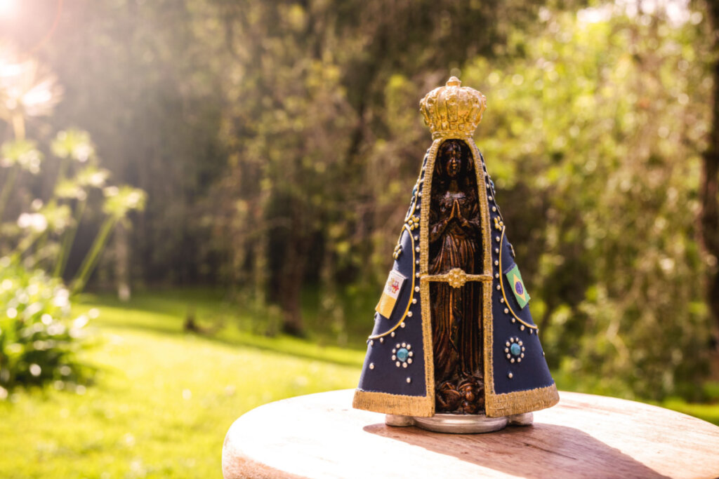 Nossa Senhora Aparecida opera milagres (Imagem: RHJPhtotos | Shutterstock)
