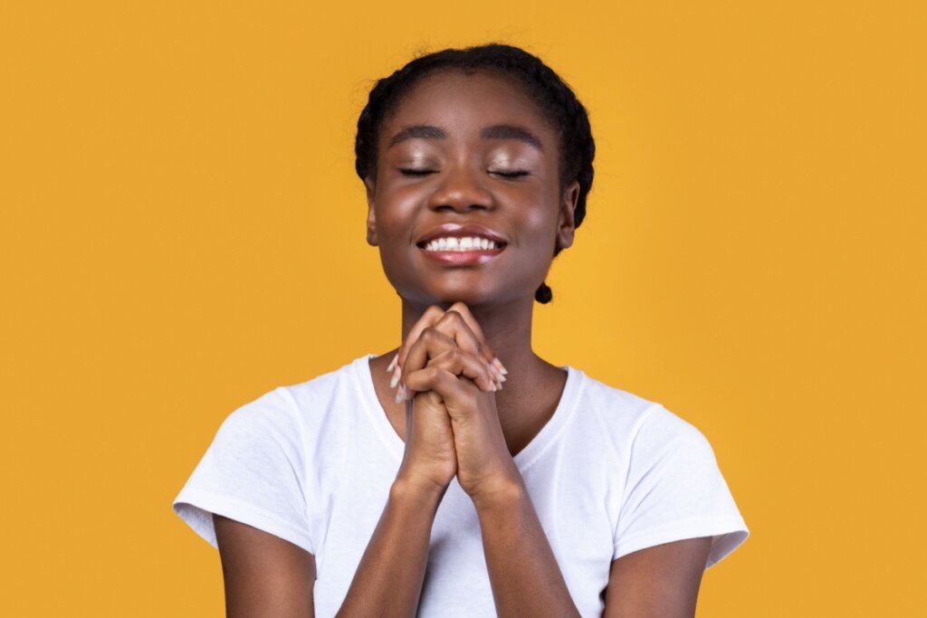 Orações de agradecimento podem ser feitas à Nossa Senhora Aparecida para demonstrar gratidão pelas bênçãos recebidas (Imagem: Prostock-studio | Shutterstock)