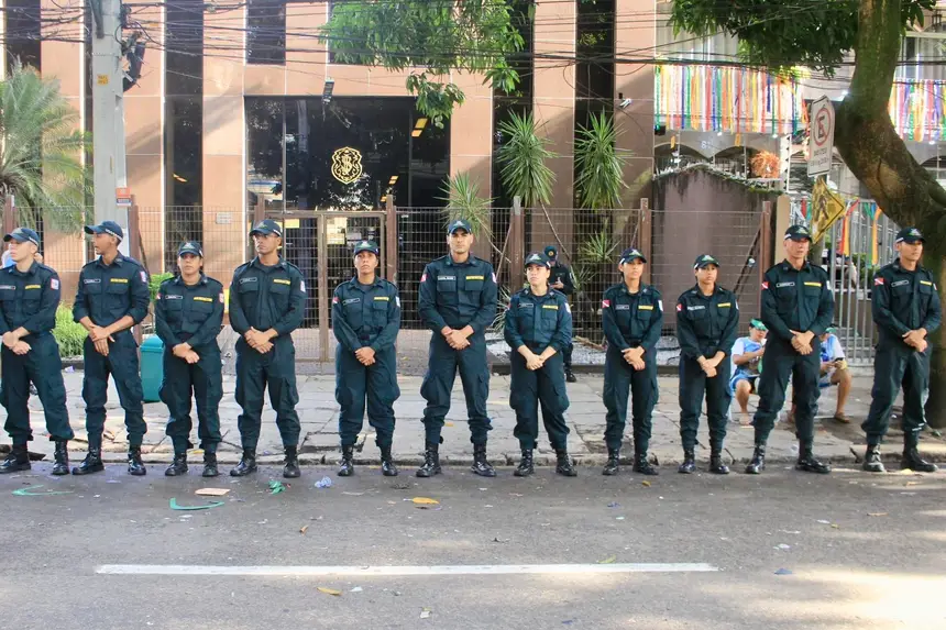 (Quase 4 mil agentes das esferas estadual, federal e municipal, com o apoio de mais de 900 viaturas, a Operação integrada realizou ações para garantir que a procissão transcorresse com tranquilidade.)